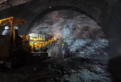 渝萬高鐵建設(shè)再傳捷報！萬州段首座八公里級長隧道提前貫通，國產(chǎn)大型機(jī)械顯神威